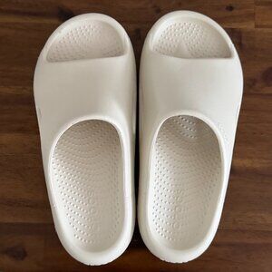 CROCS - Mellow Recovery Slide in Bone (off-white/cream)